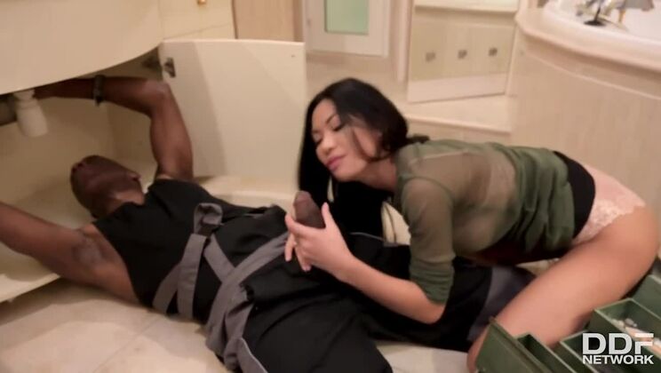 [DDFNetwork] - Polly Pons Shows Off Her Tits for Plumbers Pipe - Polly Pons