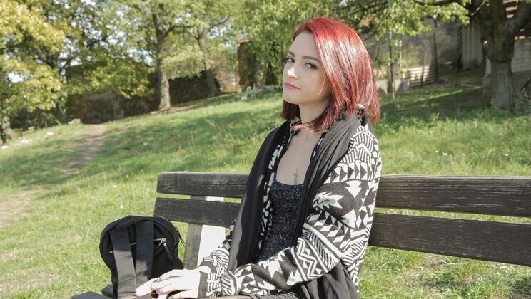 Deepthroat queen Lola Fae fucks outdoors