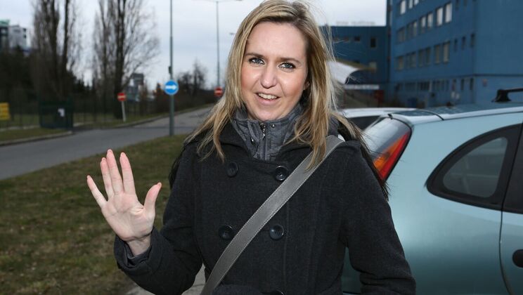 [PublicAgent] - Cum Covered Pussy of Blonde in Car - Lina Cors